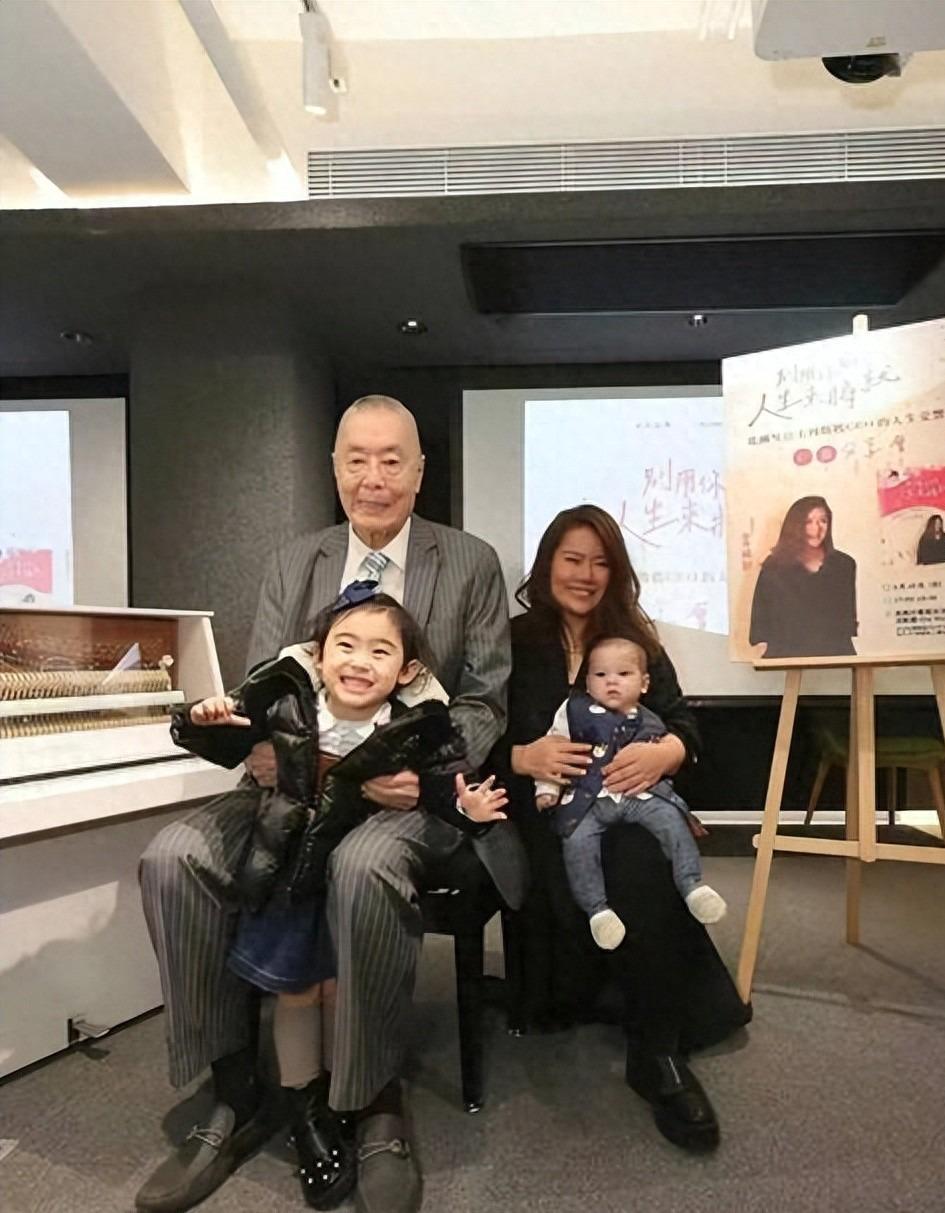 MK体育官方入口-87岁刘诗昆：住美国600平豪宅，和三婚妻子儿女双全，享天伦之乐